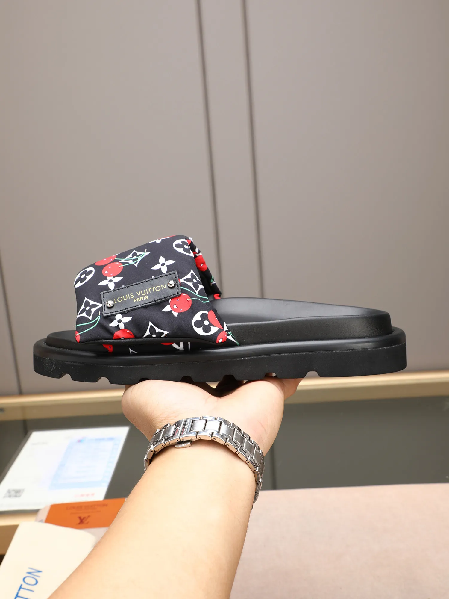 PP360 [LOUIS VUITTON] Louis Vuitton, LV printing, men's and women's slippers are on the market. The drawer box packaging comes with a cloth bag and a card. The upper pattern looks very soft and waxy, and it is a super versatile leg slimming tool. Fabric: imported denim/canvas/old fabric, LV hardware LOGO, official website pattern printing, comfortable to wear, feet: high-elastic PU water table. Sole: foam sole, heel height: about 5cm. Code number: 35-46, 35, 45, 46 are custom-made and non-returnable. Color: multiple colors and styles available.